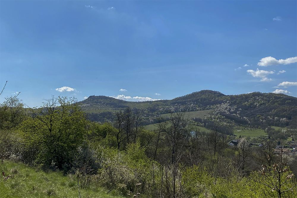 Balra a Várhegy, jobbra a Bolha-hegy